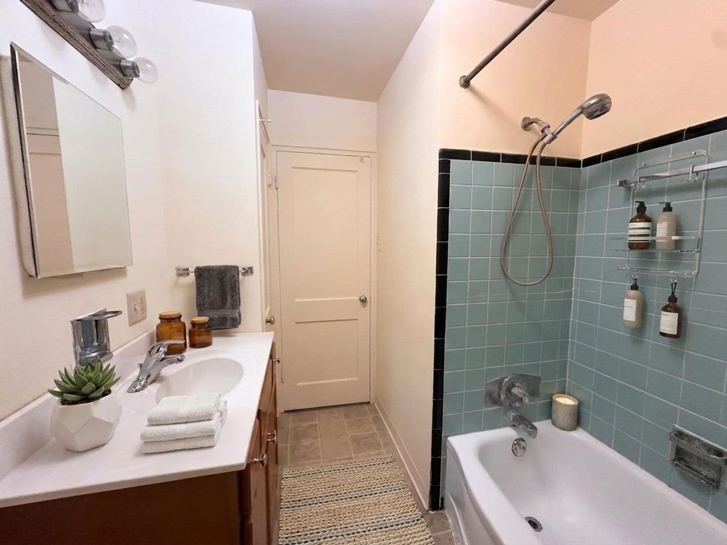Hershey Apartment: 225-227 W Areba Ave