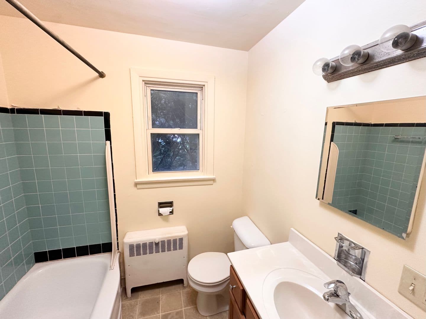 Hershey Apartment: 225-227 W Areba Ave