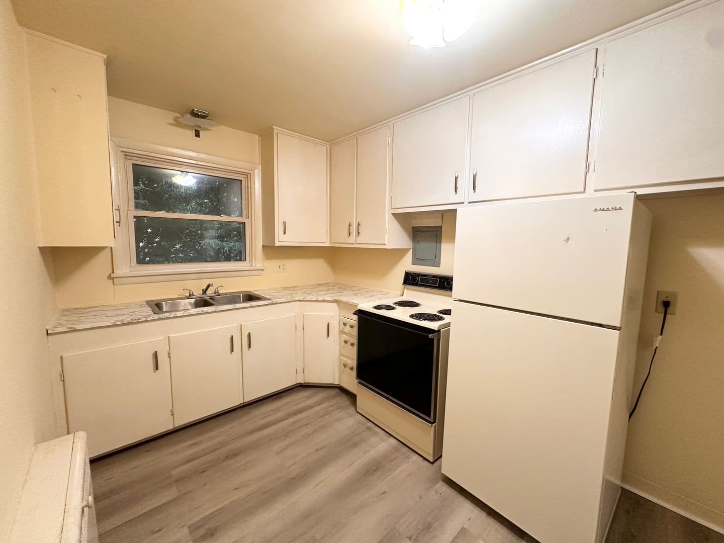 Hershey Apartment: 225-227 W Areba Ave