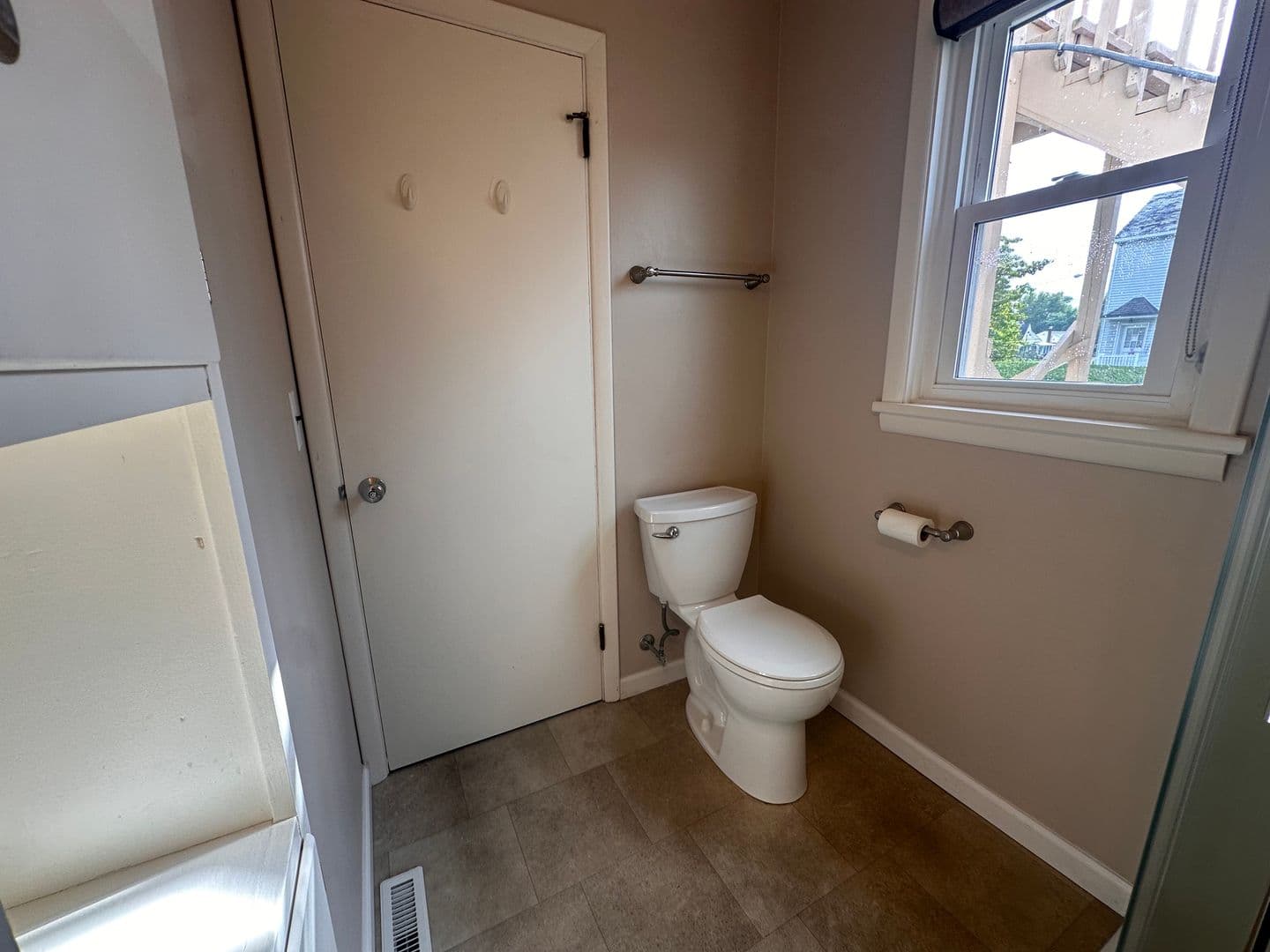Cleona Apartment: 125 W Penn Ave