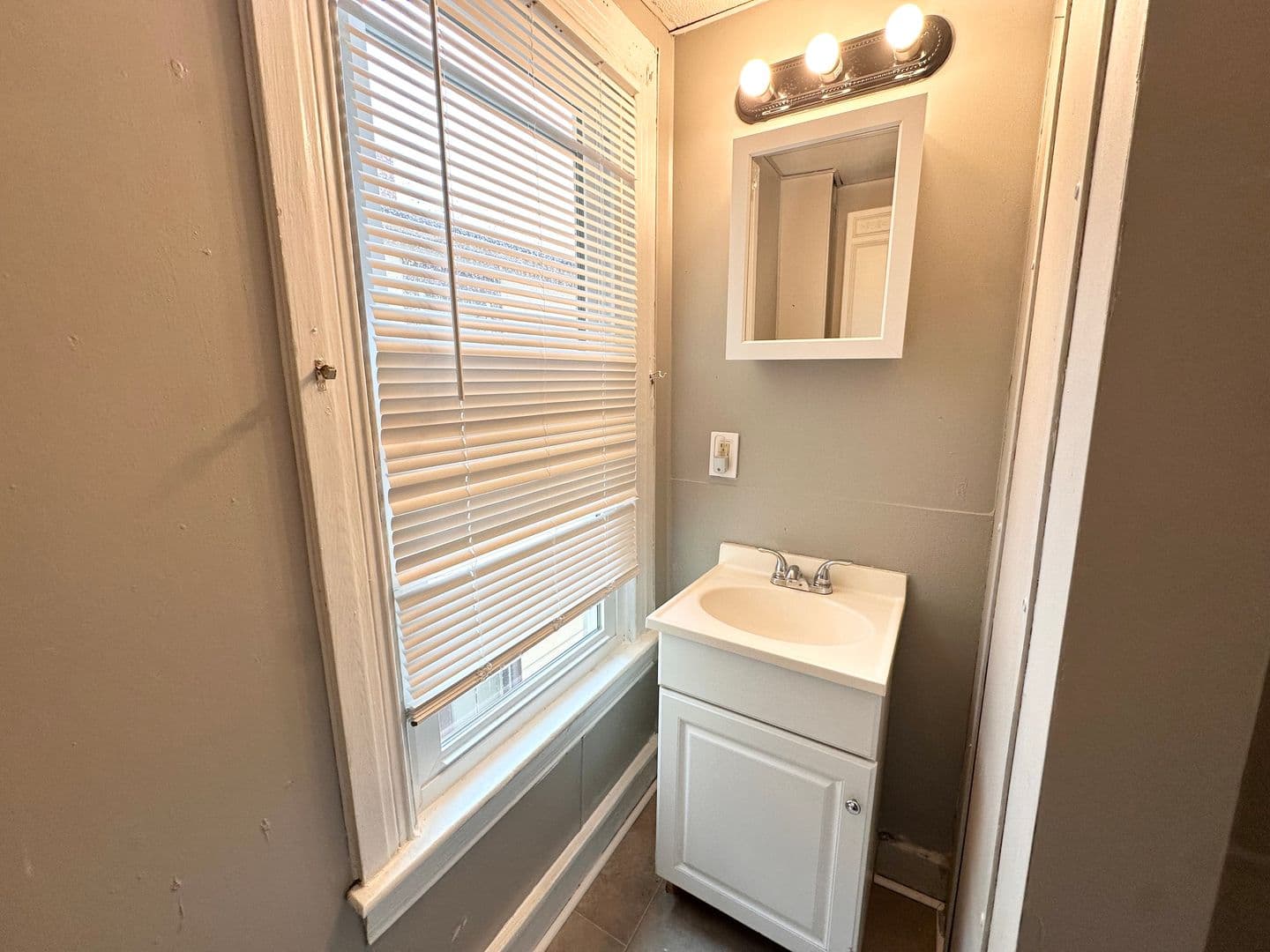 York Apartment: 627 N Hartley Street