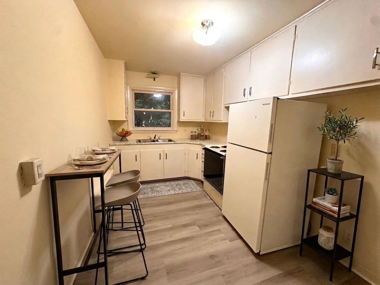Hershey Apartment: 225-227 W Areba Ave