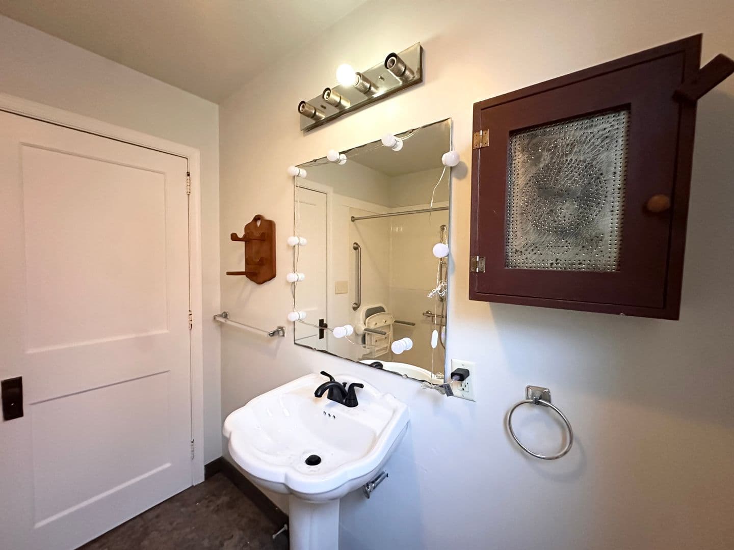 York Apartment: 611 Wallace St