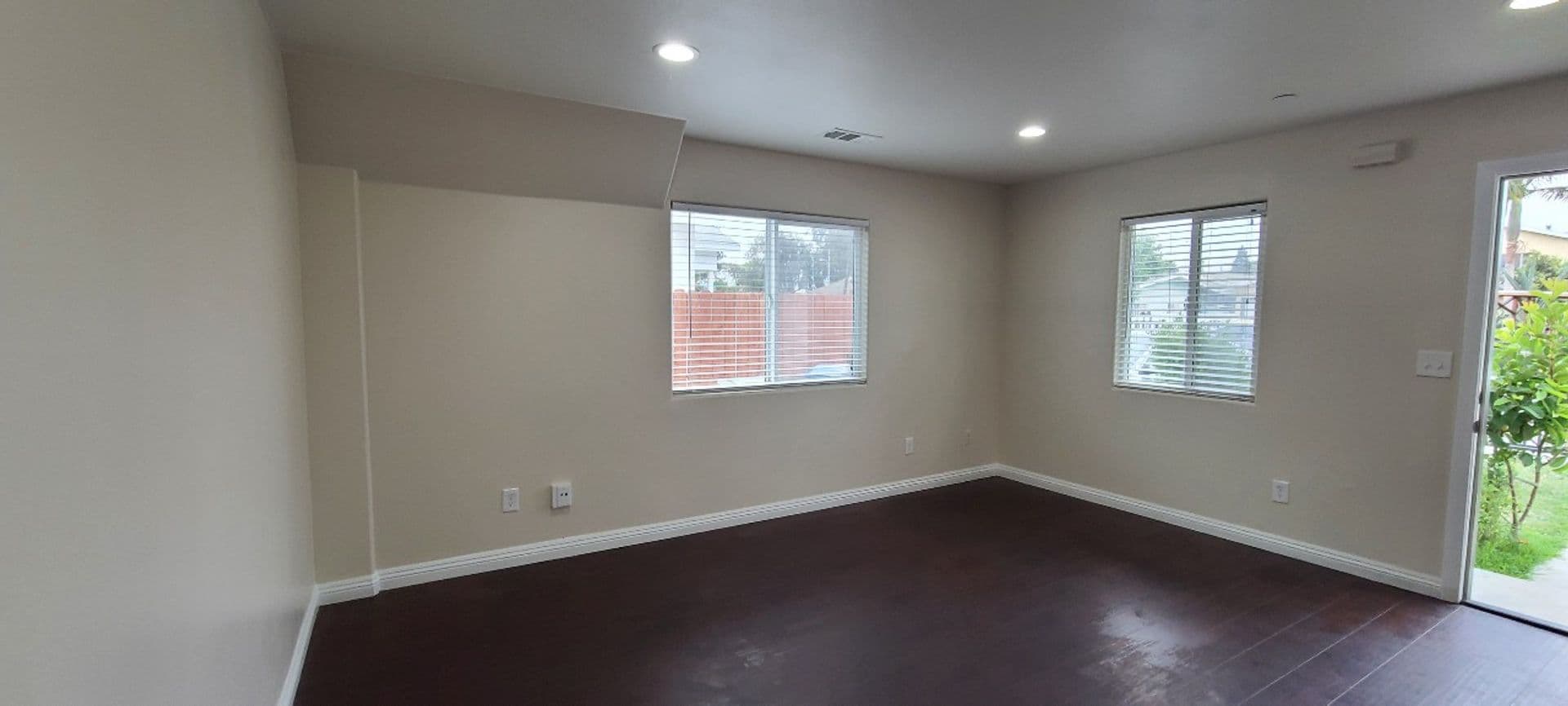 LOS ANGELES Apartment: 1627 E 88TH ST