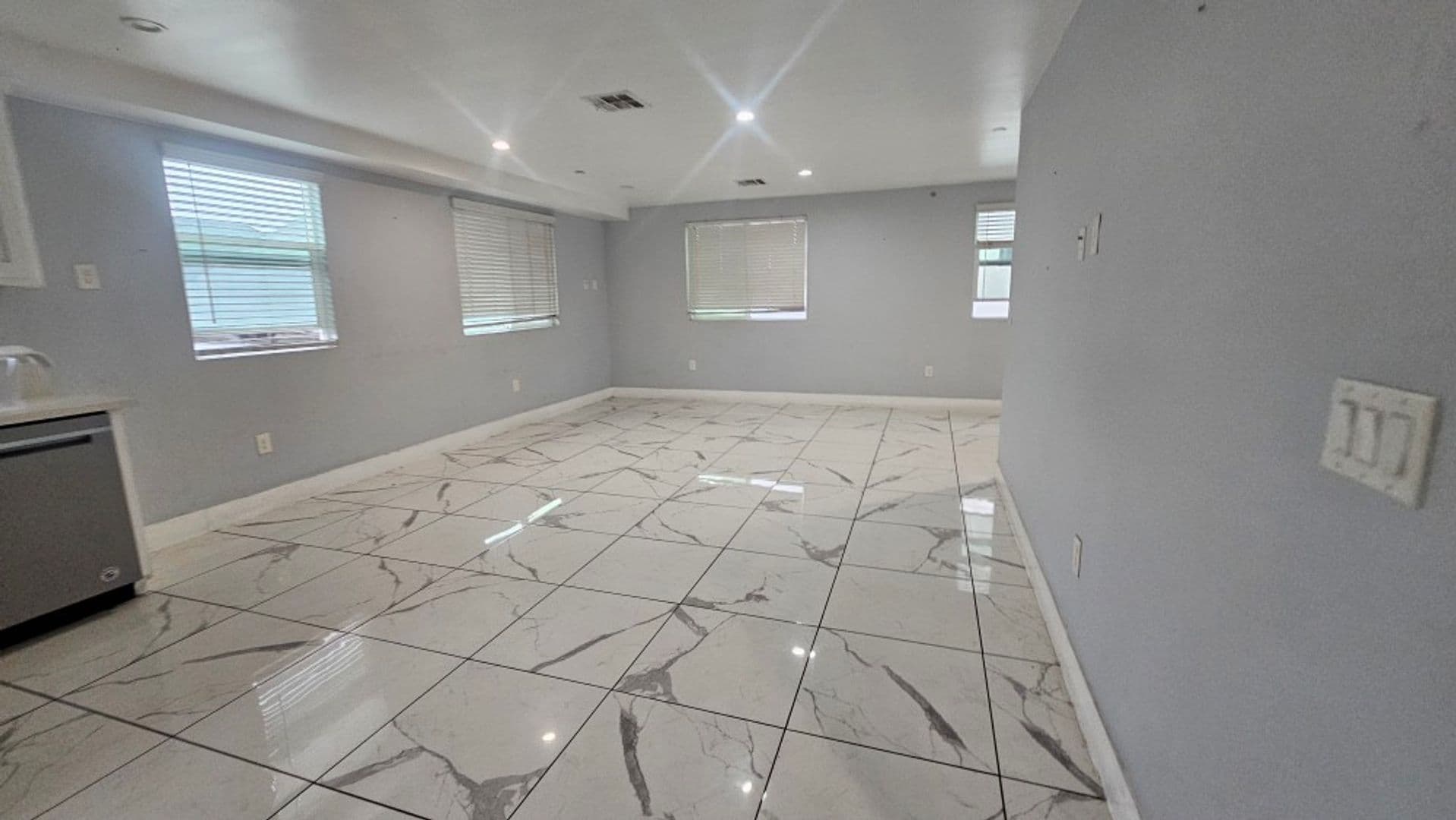Los Angeles Apartment: 232 E 27th St.