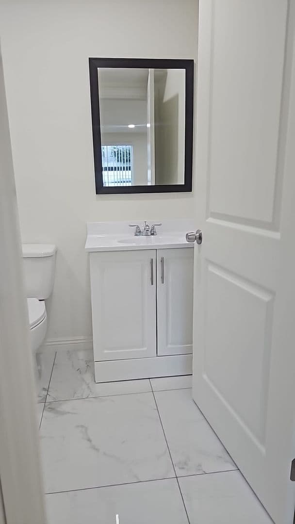 Los Angeles Apartment: 315 W 56th St