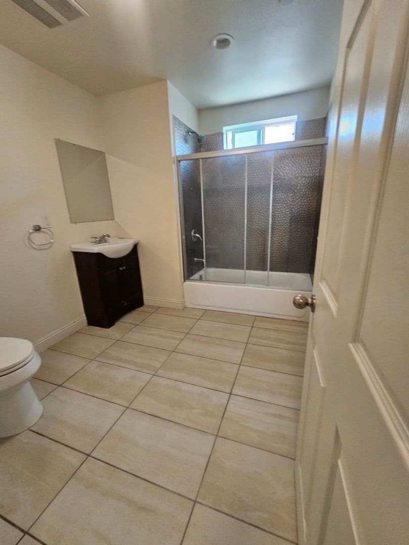 LOS ANGELES Apartment: 812 E 76th Pl