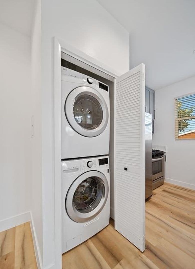 Los Angeles Apartment: 4537 Saint Elmo Dr