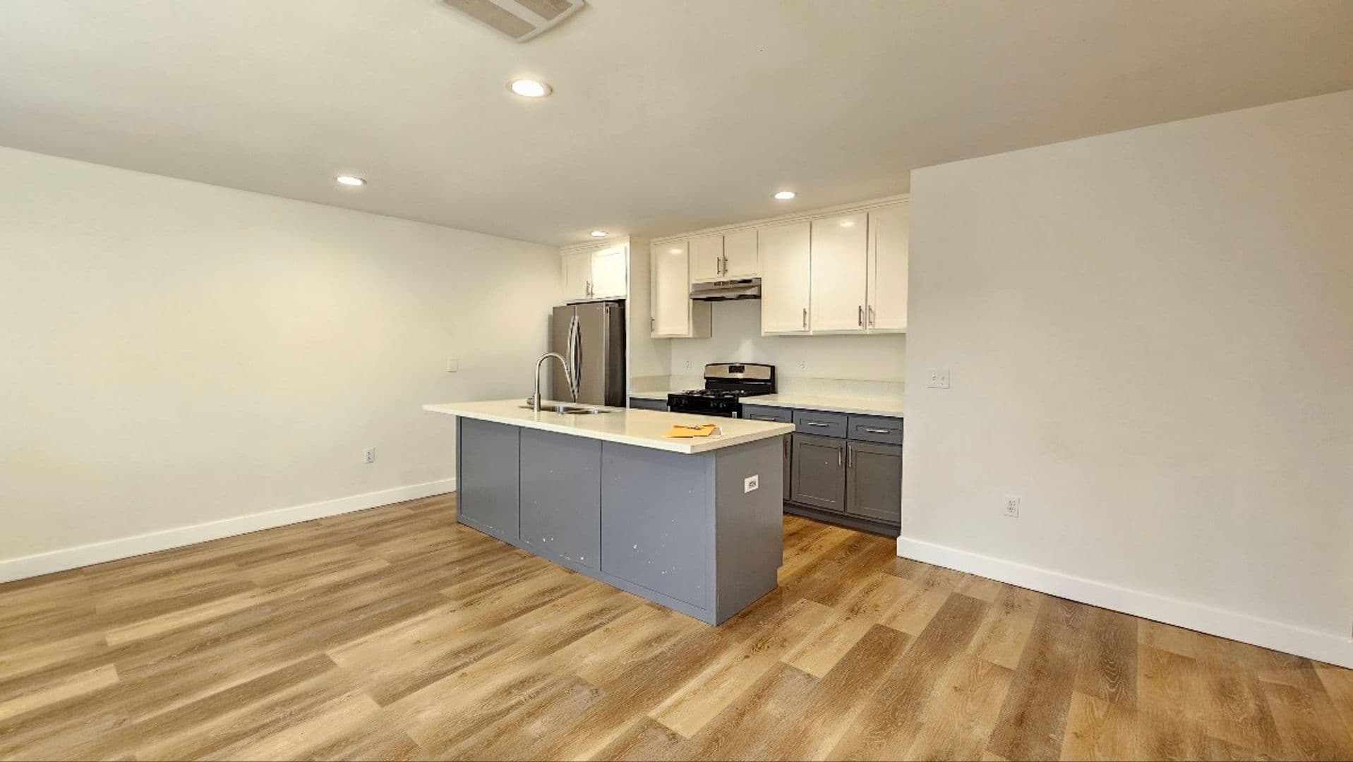 LOS ANGELES Apartment: 326 E 73rd ST