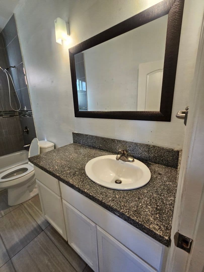 Los Angeles Apartment: 6629 Denver ave