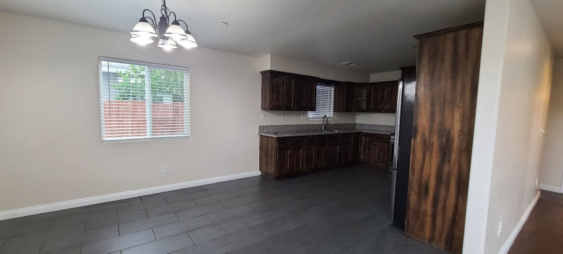 LOS ANGELES Apartment: 1627 E 88TH ST