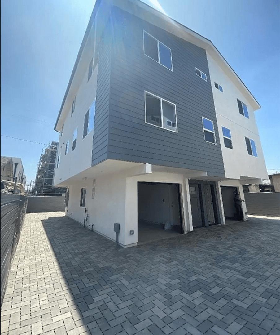 Los Angeles Apartment: 232 E 27th St.