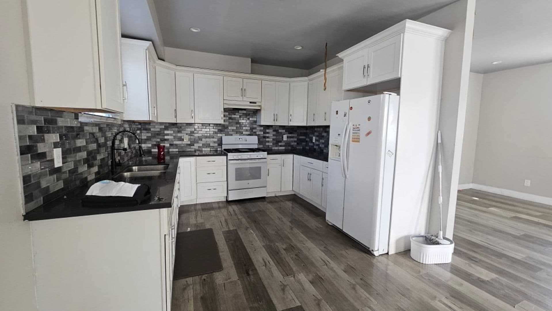 LOS ANGELES Apartment: 122 W 55TH ST