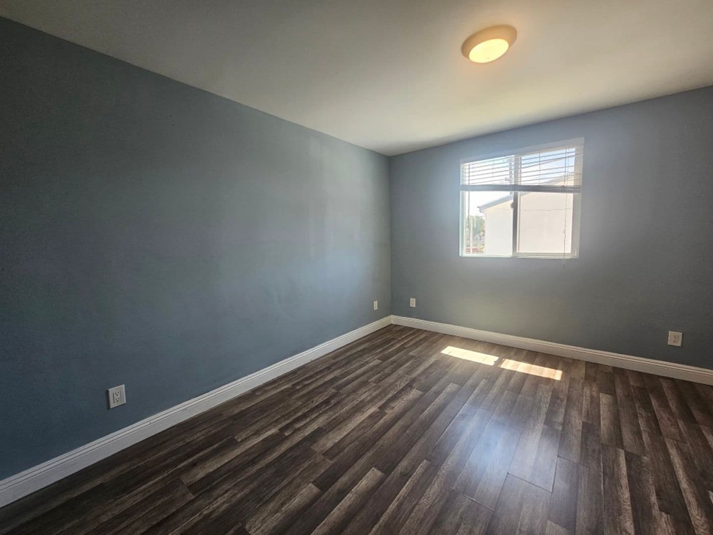 Los Angeles Apartment: 718 W 85TH ST