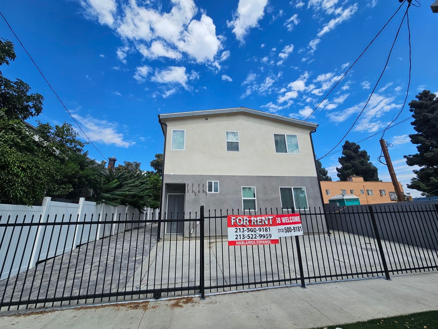 Los Angeles Apartment: 315 W 56th St