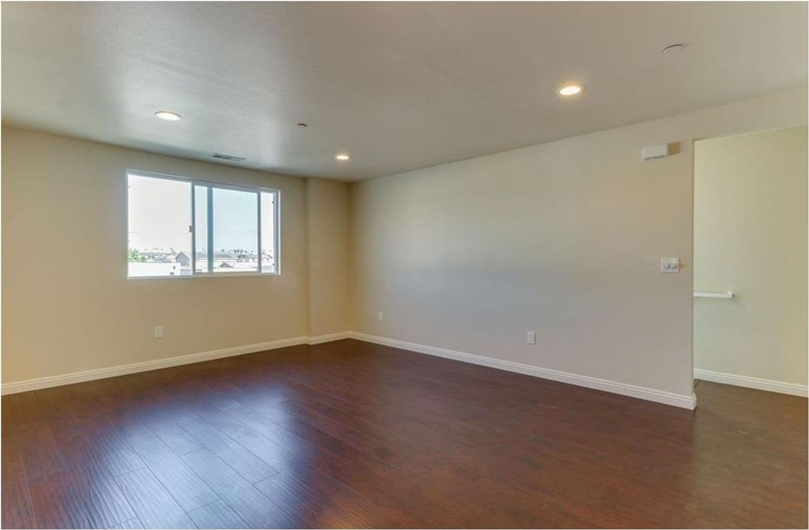 LOS ANGELES Apartment: 1627 E 88TH ST