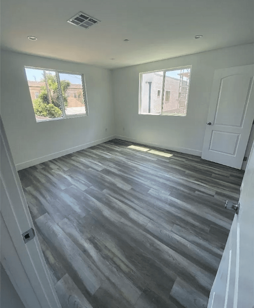 Los Angeles Apartment: 232 E 27th St.