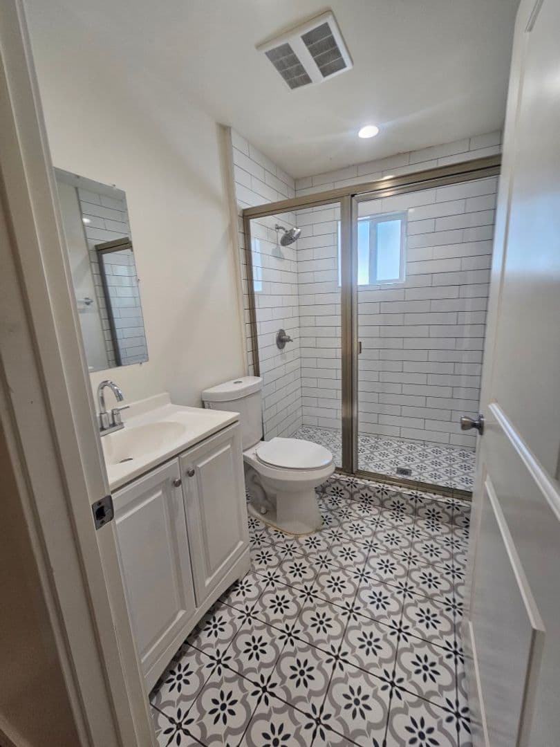 LOS ANGELES Apartment: 326 E 73rd ST