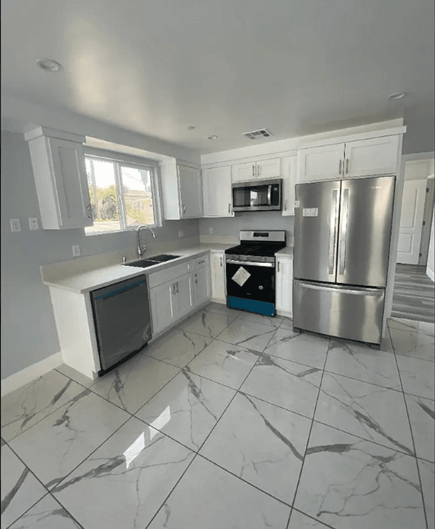 Los Angeles Apartment: 232 E 27th St.