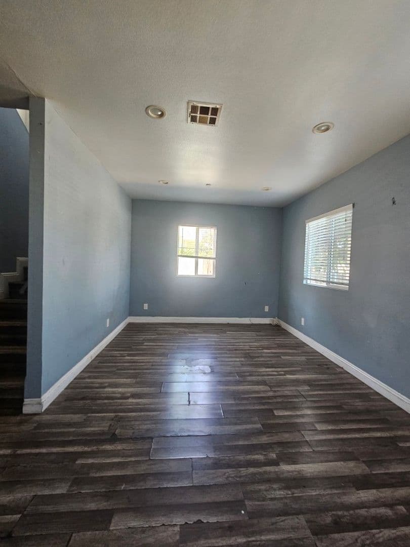 Los Angeles Apartment: 718 W 85TH ST
