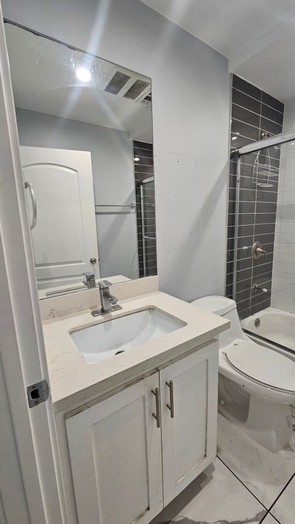 Los Angeles Apartment: 232 E 27th St.