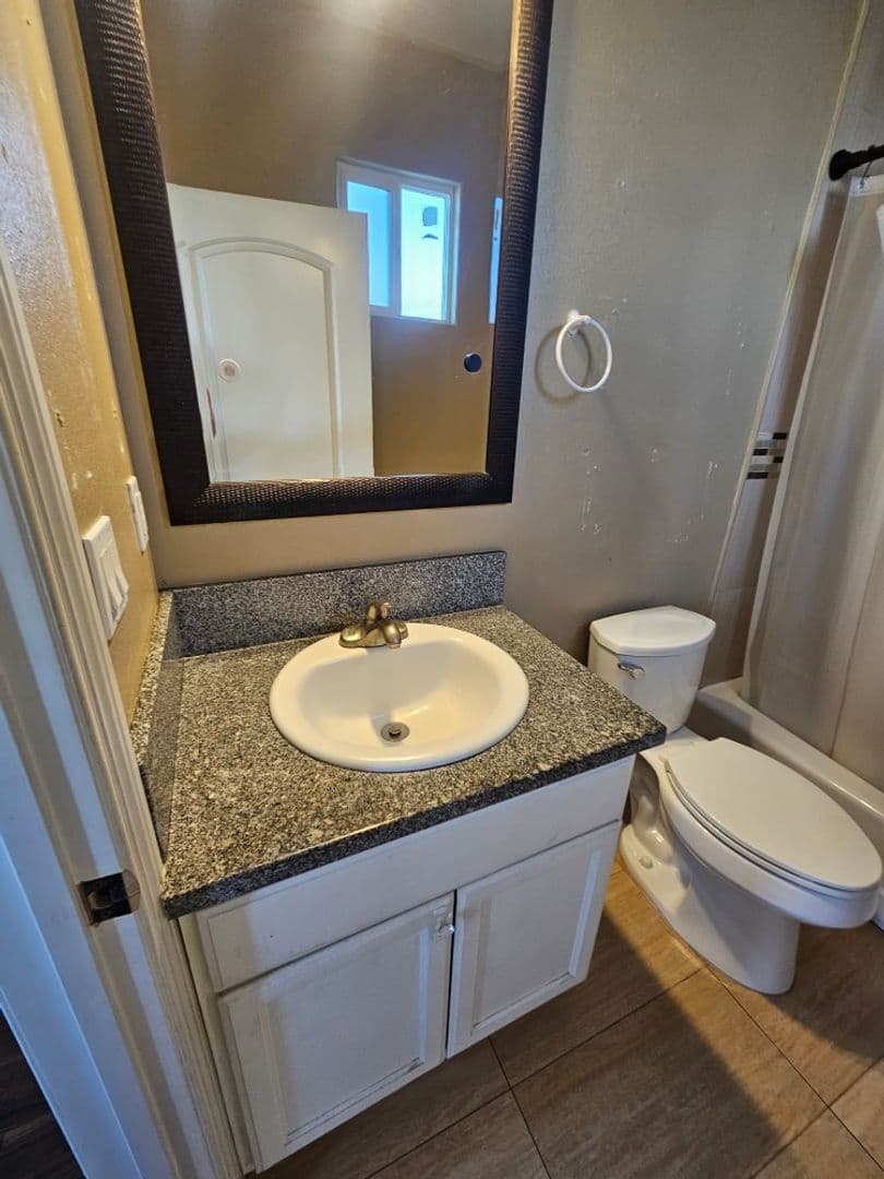 Los Angeles Apartment: 6629 Denver ave