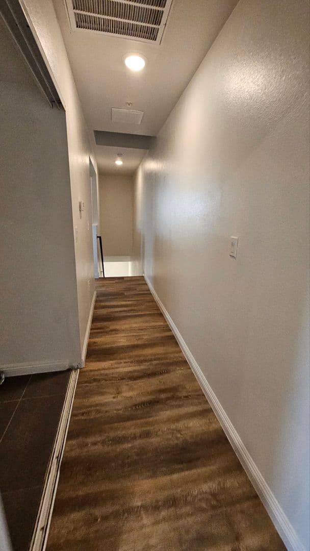 Los Angeles Apartment: 211 W 43rd St