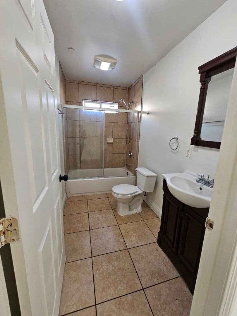 Los Angeles Apartment: 831 e 80th st