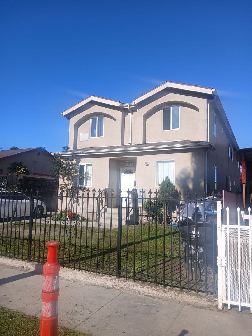 Los Angeles Apartment: 831 e 80th st