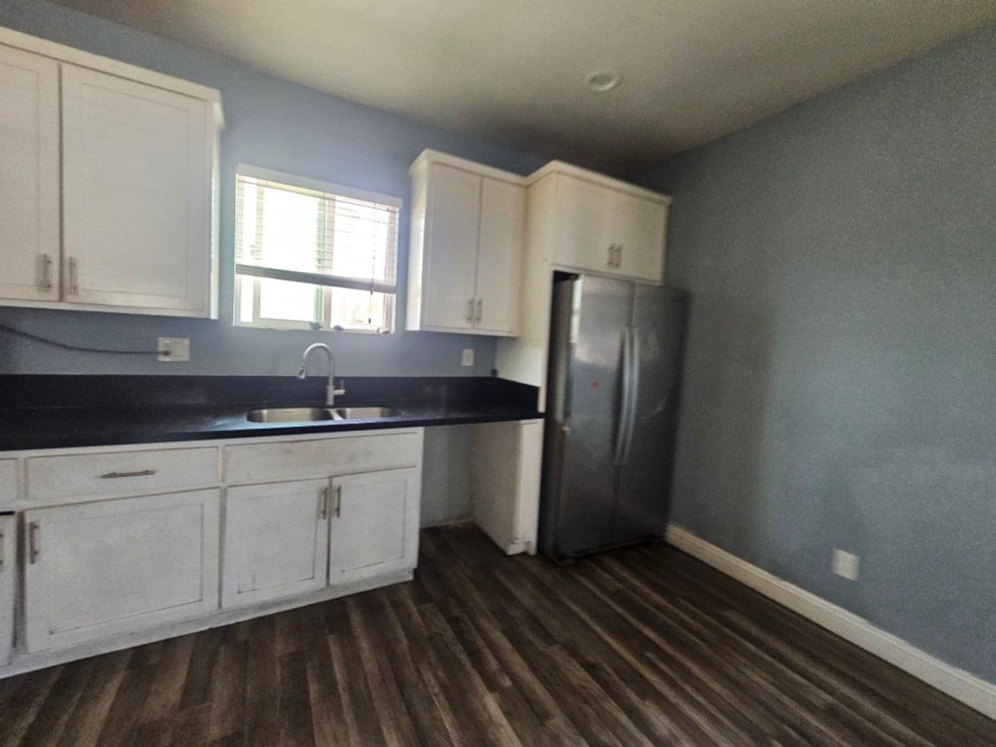 Los Angeles Apartment: 718 W 85TH ST