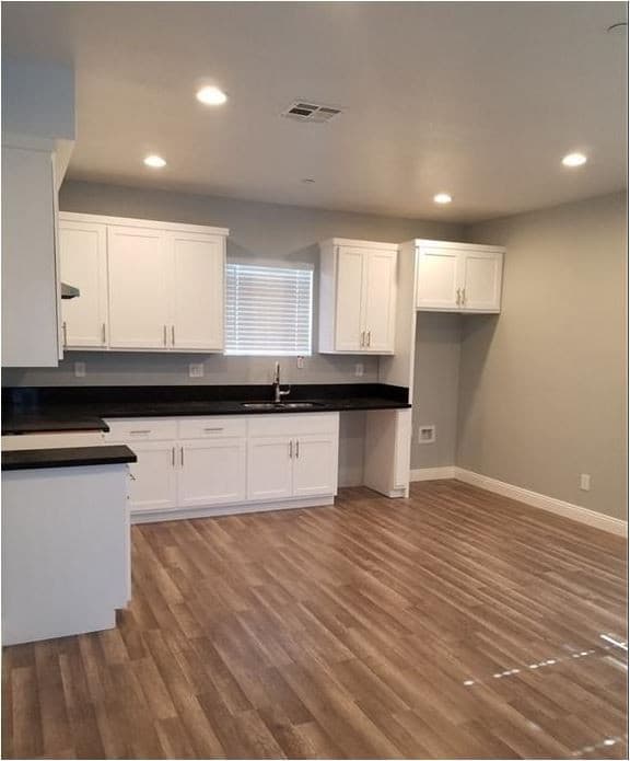 Los Angeles Apartment: 718 W 85TH ST