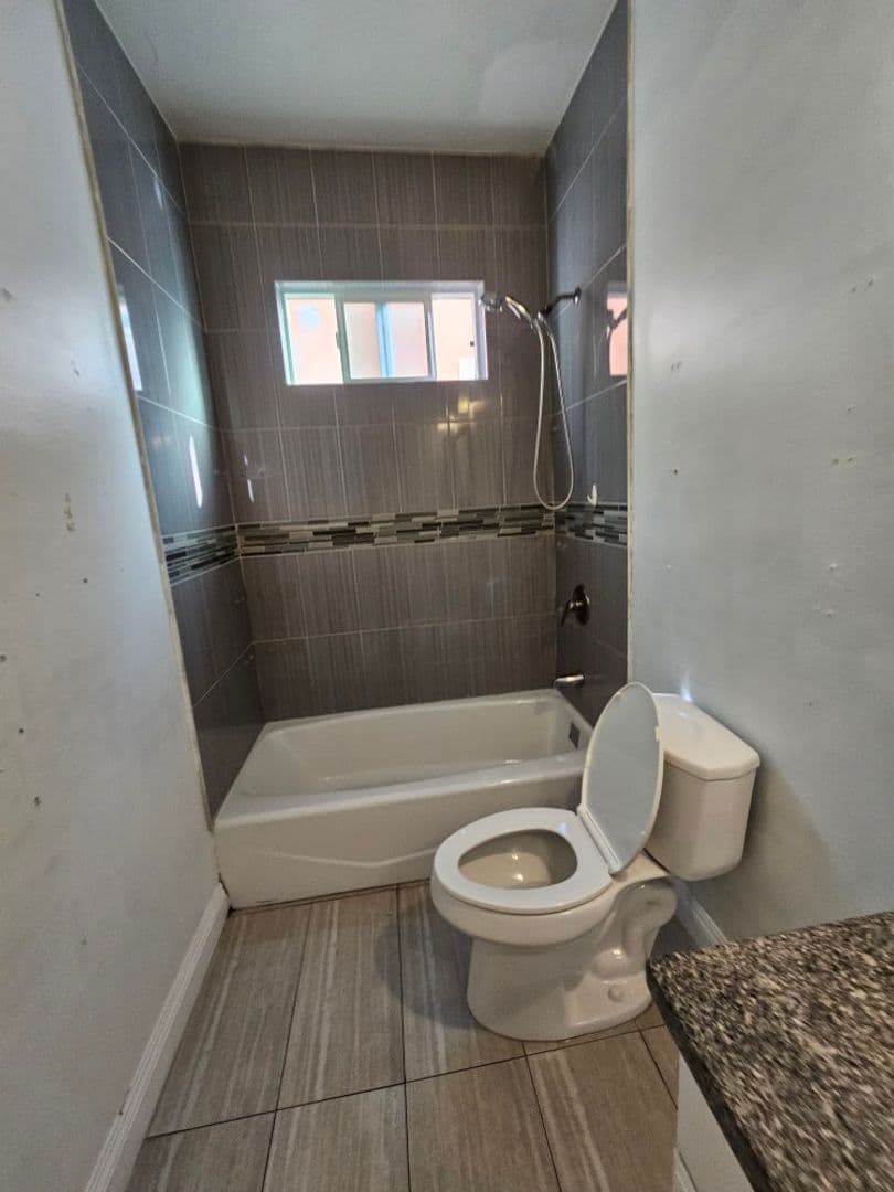 Los Angeles Apartment: 6629 Denver ave