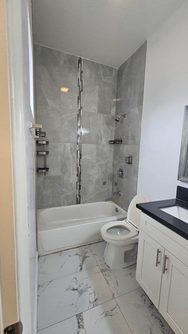 LOS ANGELES Apartment: 866 E 46th St