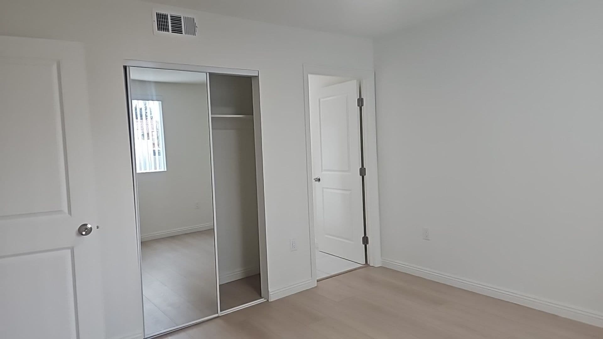 Los Angeles Apartment: 315 W 56th St
