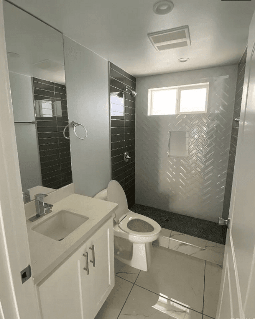 Los Angeles Apartment: 232 E 27th St.