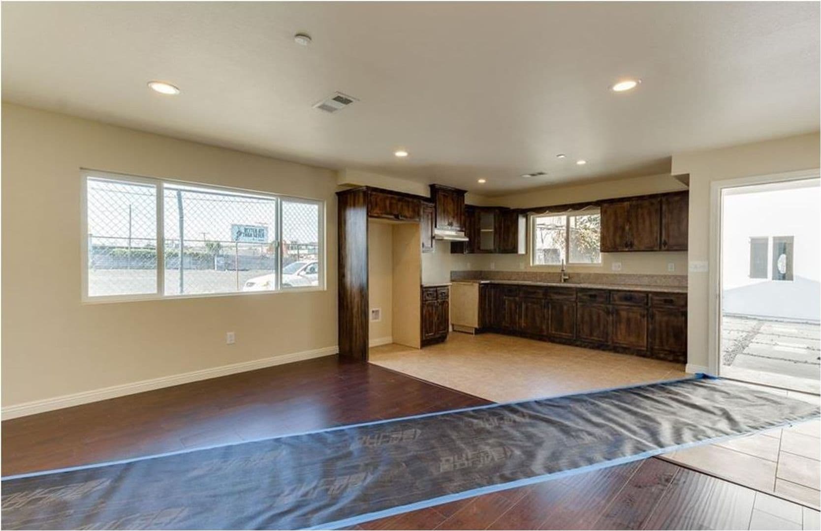 LOS ANGELES Apartment: 1627 E 88TH ST