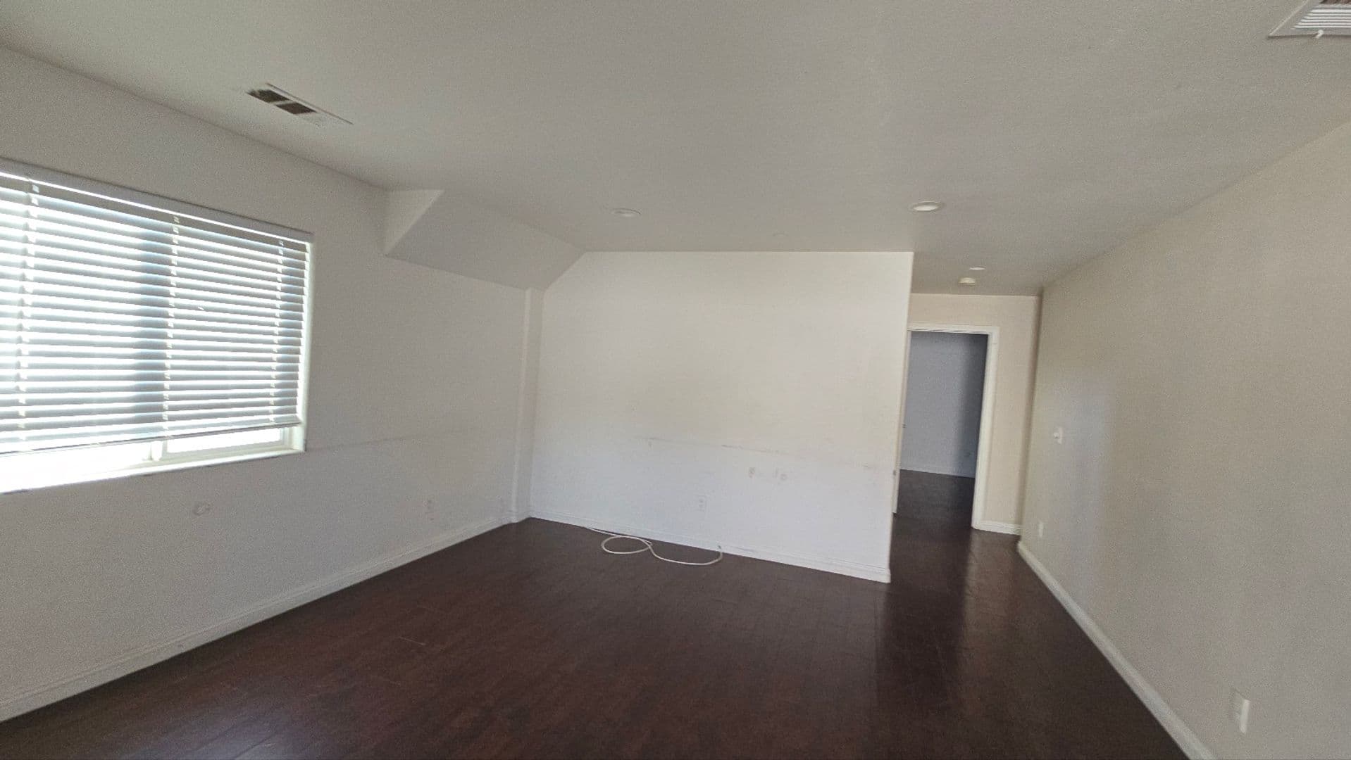 LOS ANGELES Apartment: 1627 E 88TH ST