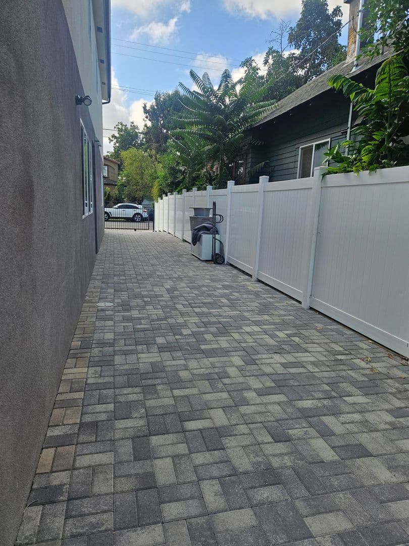 Los Angeles Apartment: 315 W 56th St