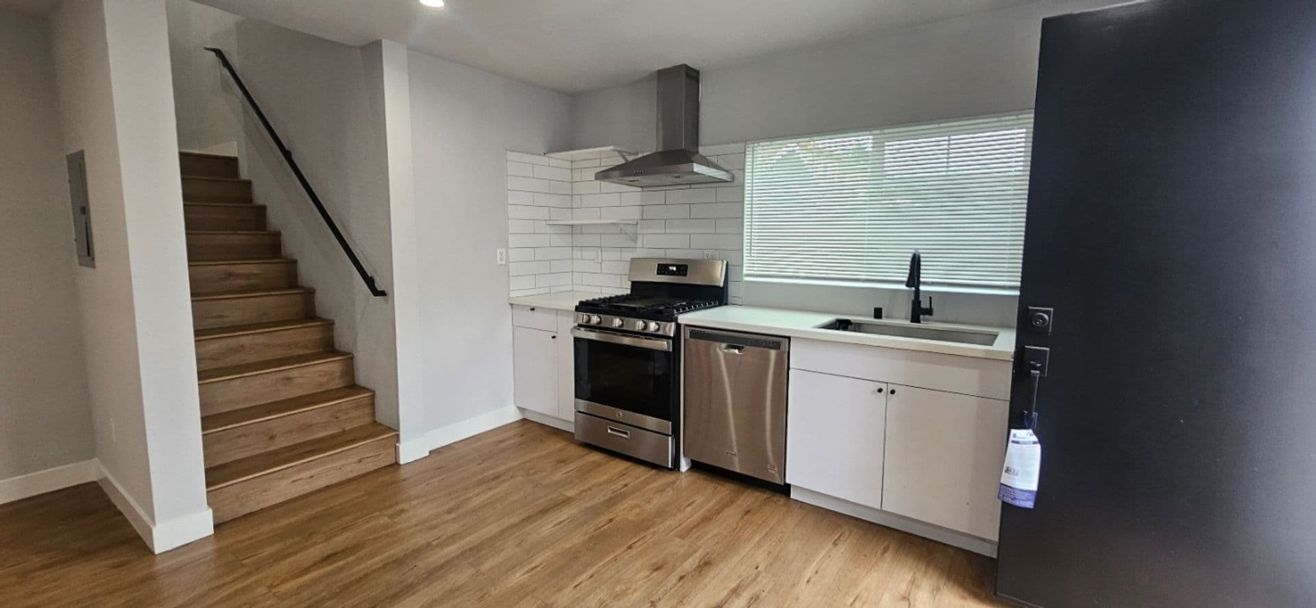 LOS ANGELES Apartment: 926 E 57TH ST
