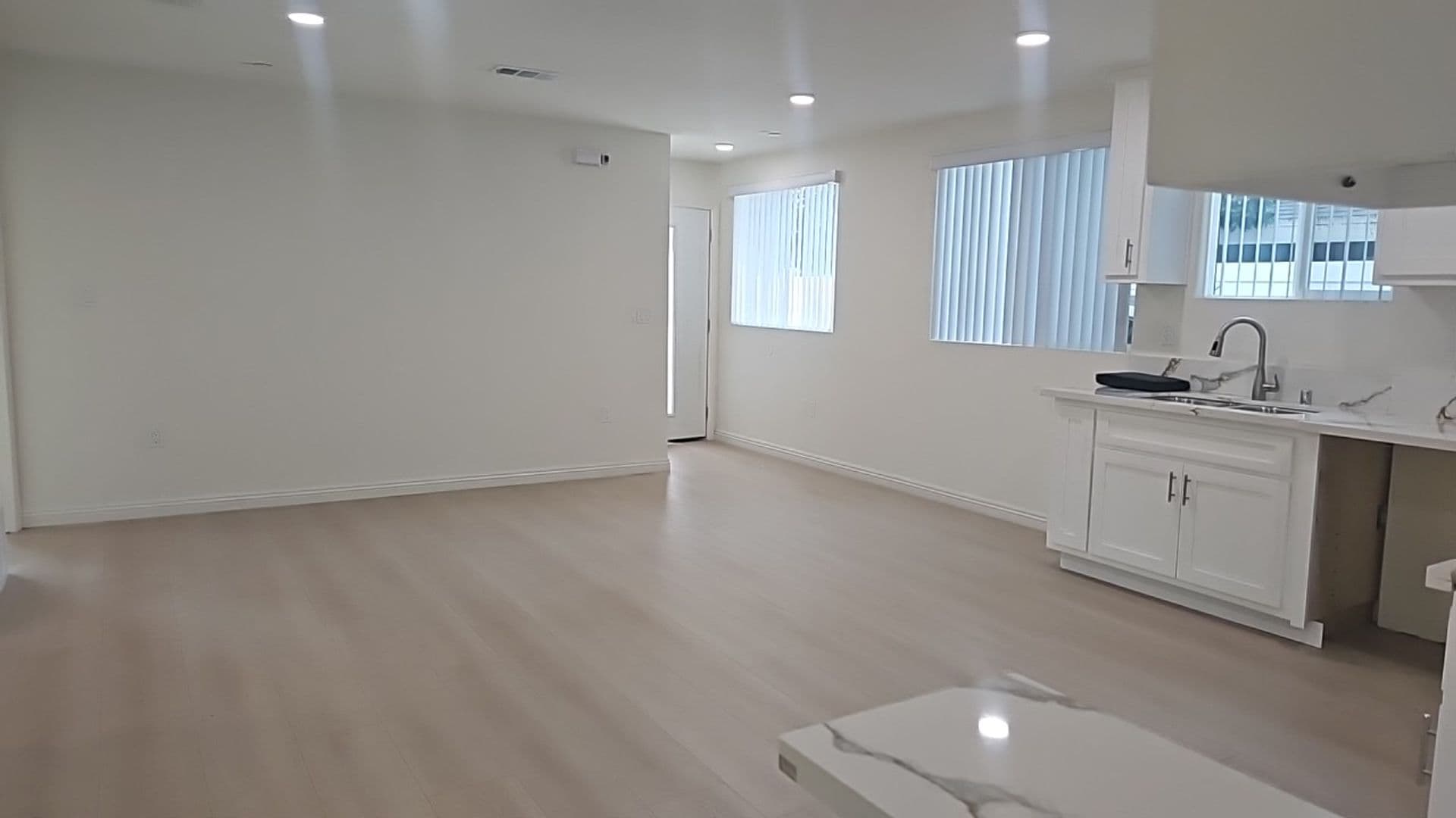 Los Angeles Apartment: 315 W 56th St