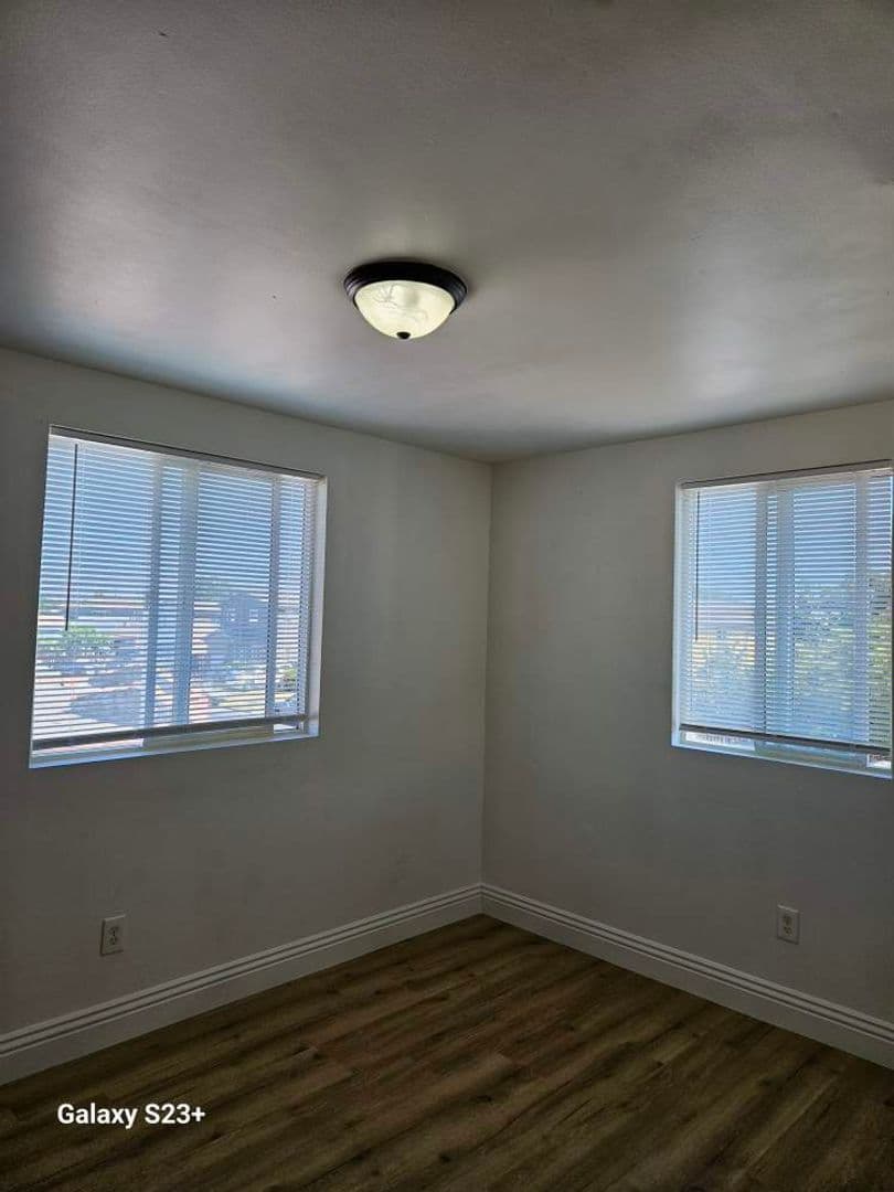 Los Angeles Apartment: 831 e 80th st
