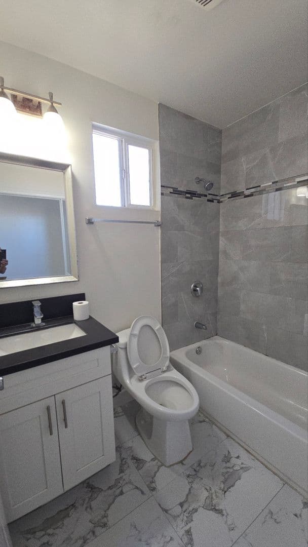 LOS ANGELES Apartment: 866 E 46th St