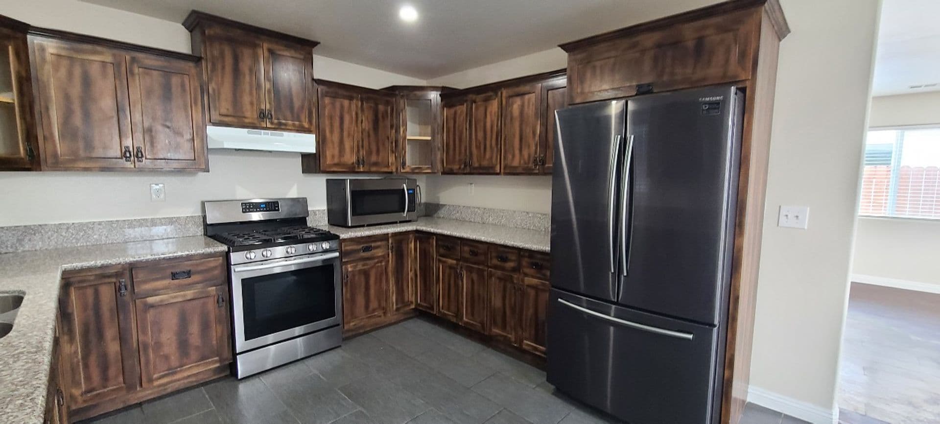 LOS ANGELES Apartment: 1627 E 88TH ST