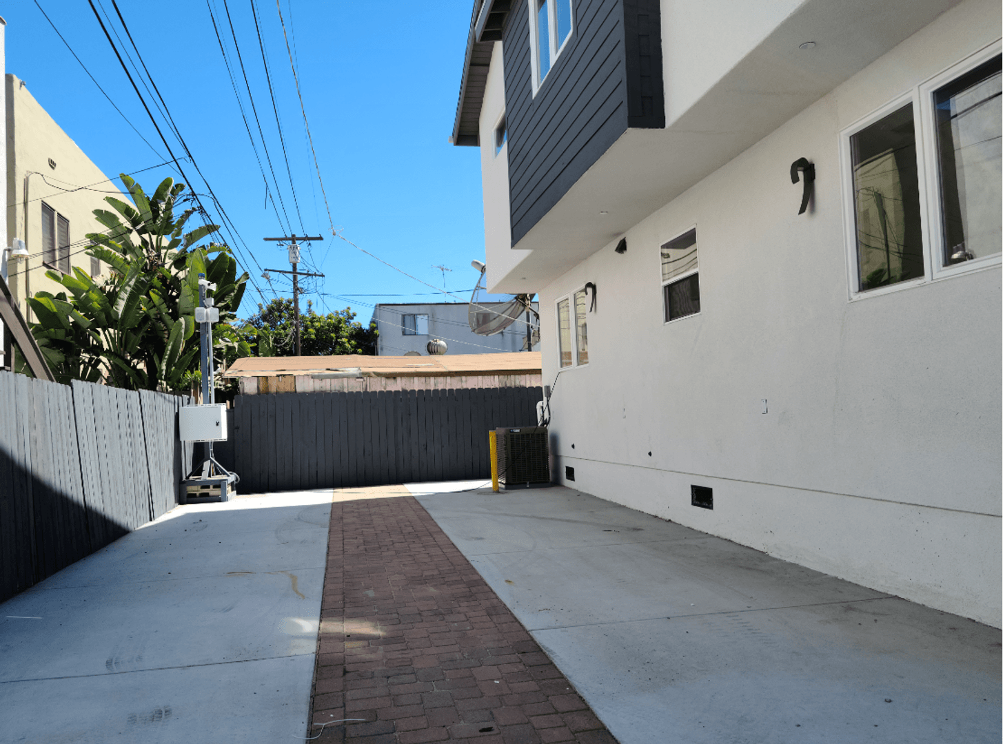 Los Angeles Apartment: 232 E 27th St.