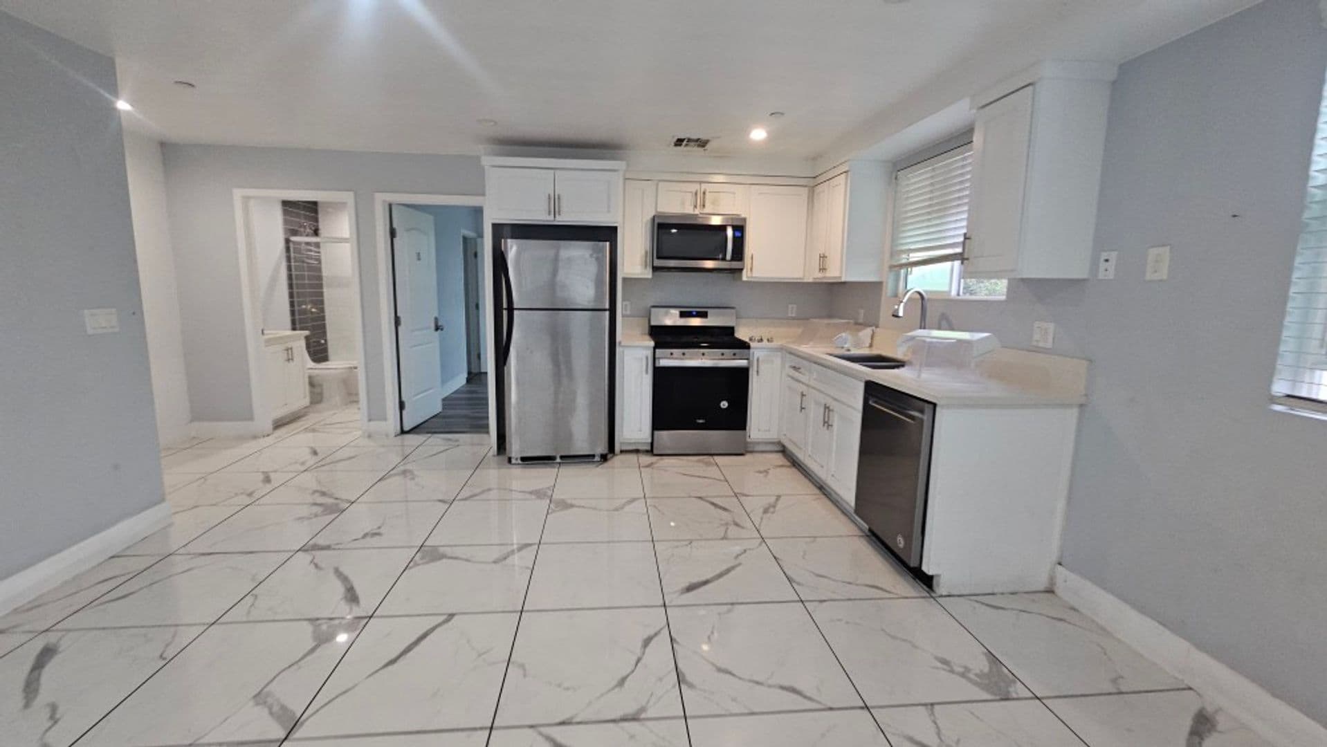 Los Angeles Apartment: 232 E 27th St.