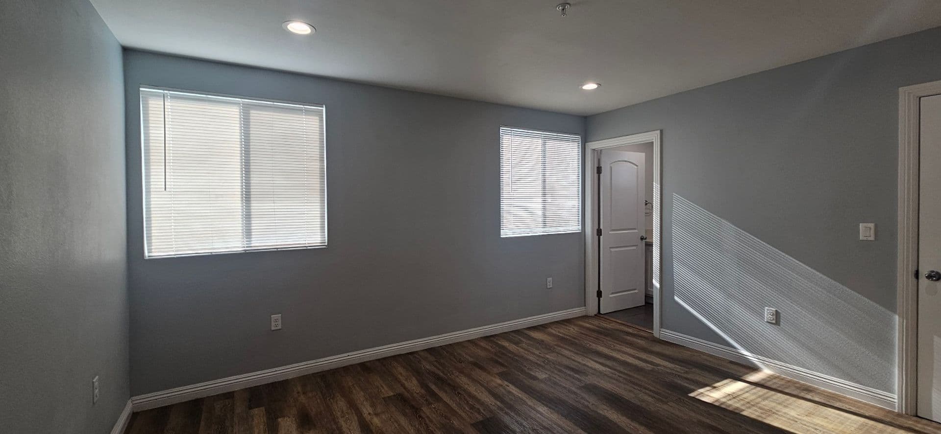 Los Angeles Apartment: 211 W 43rd St