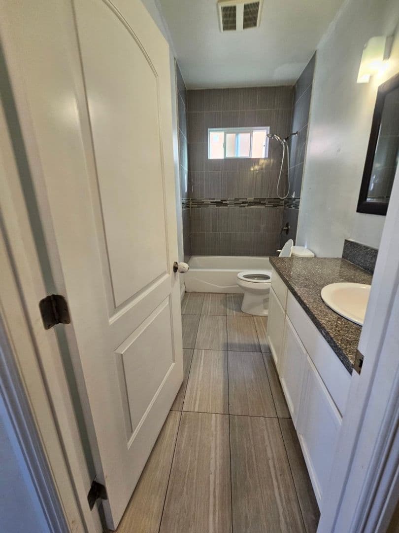 Los Angeles Apartment: 6629 Denver ave