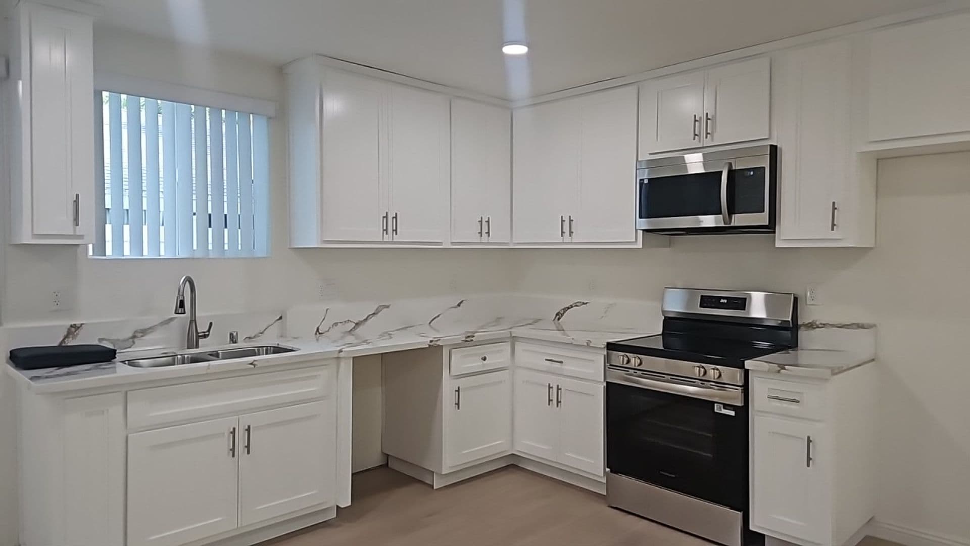 Los Angeles Apartment: 315 W 56th St