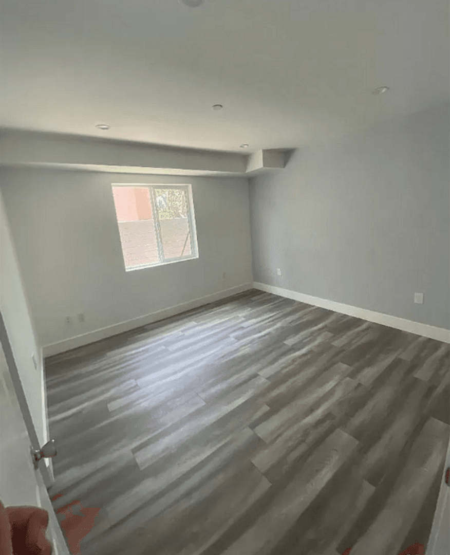Los Angeles Apartment: 232 E 27th St.