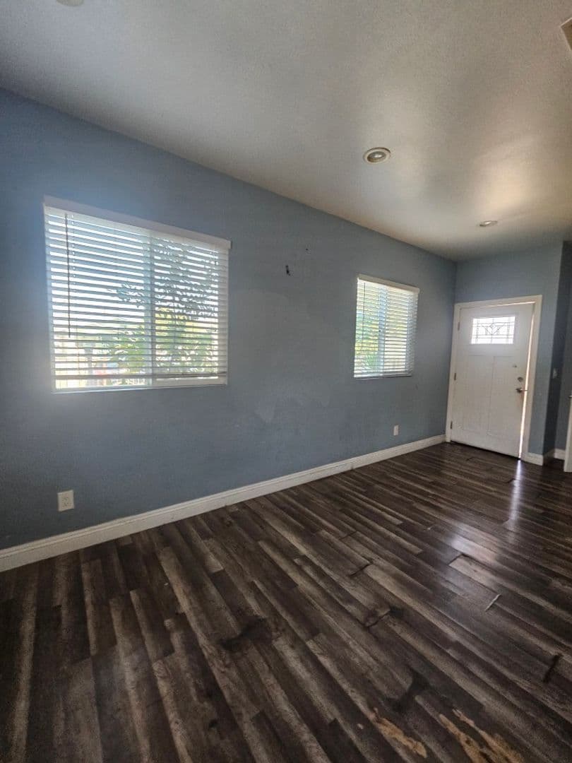 Los Angeles Apartment: 718 W 85TH ST